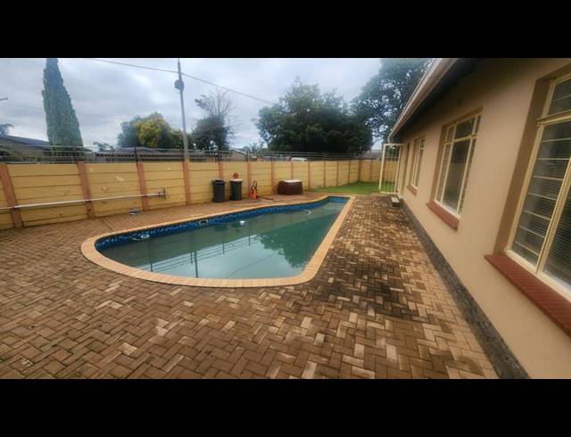 4 BEDROOM HOUSE FOR SALE IN HELIKONPARK